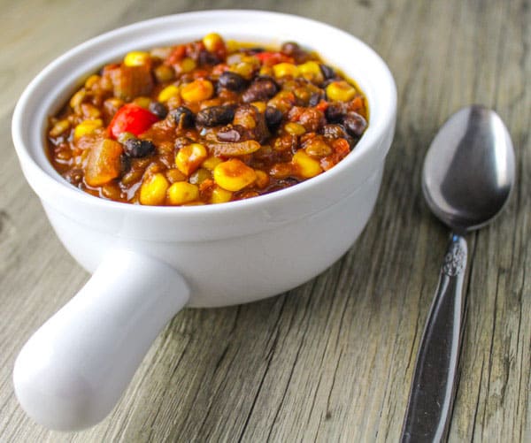 This Lentil and Black Bean Chili is Vegan, Gluten Free, and only has 300 Calories per serving! Such a delicious hearty meal! | Tastefulventure.com