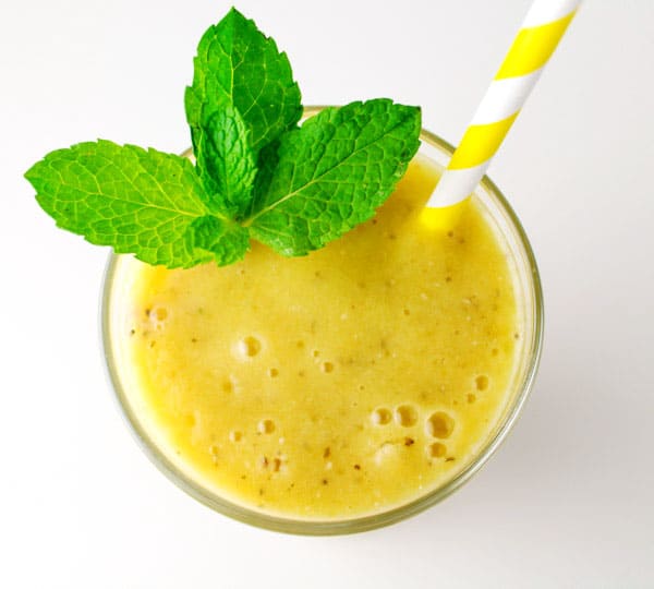 This Mango Mint Smoothie with Chia Seeds 