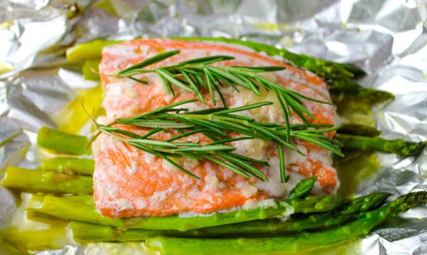 This Baked Salmon and Asparagus in Foil is so easy to make and is a super healthy dinner that can be found on my 3 Day Detox Guide! | Tastefulventure.com