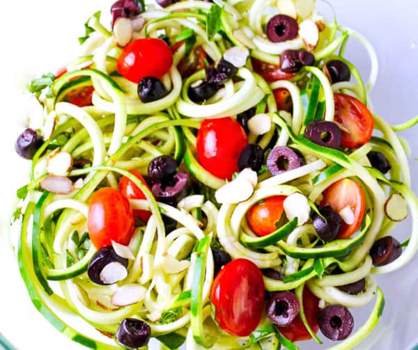 This Zucchini Noodle Salad is super easy to make and can be found on my 3 Day Detox Guide! | Tastefulventure.com