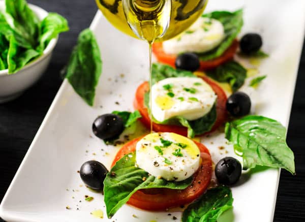 This Caprese Salad is super easy to make and is so good for you! | Tastefulventure.com