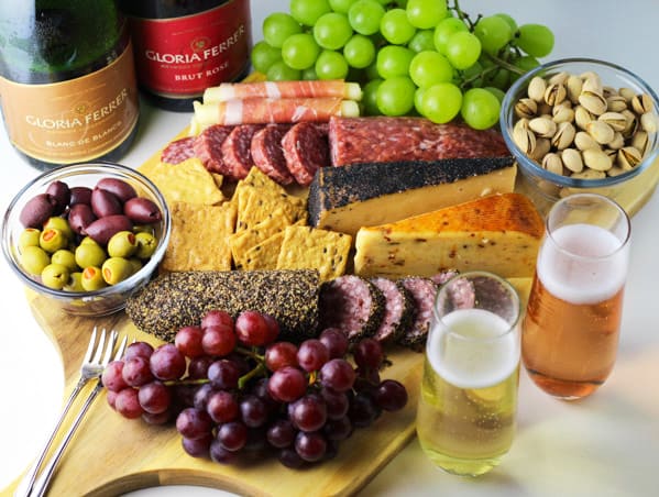 #ad How To Make The Ultimate Charcuterie Board, this is perfect for any Spring or Summer party! Tastefulventure.com made in partnership with @GloriaFerrerCaves&Vineyards #GloriaFerrer #CLVR
