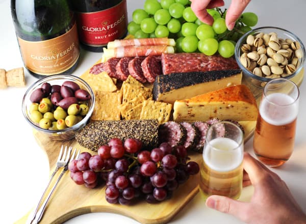 #ad How To Make The Ultimate Charcuterie Board, this is perfect for any Spring or Summer party! Tastefulventure.com made in partnership with @GloriaFerrerCaves&Vineyards #GloriaFerrer #CLVR