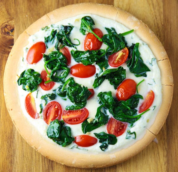 This Spinach Tomato and Ricotta White Pizza is loaded with flavor, this will seriously be your new favorite pizza! #glutenfree