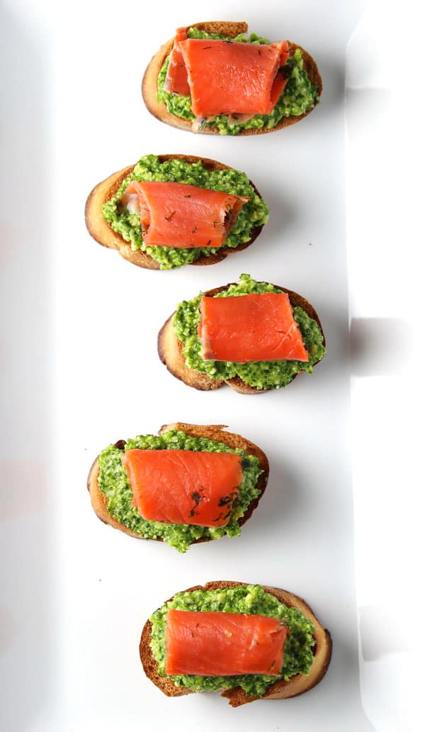 This Smoked Salmon with Lemon Pesto Crostini is an easy peasy appetizer that everyone will love! #appetizer #salmon #pesto #glutenfree #easyrecipes