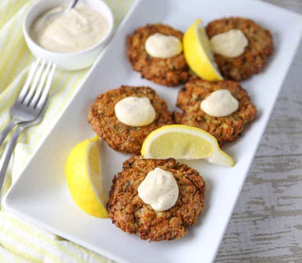crab cakes with lemon