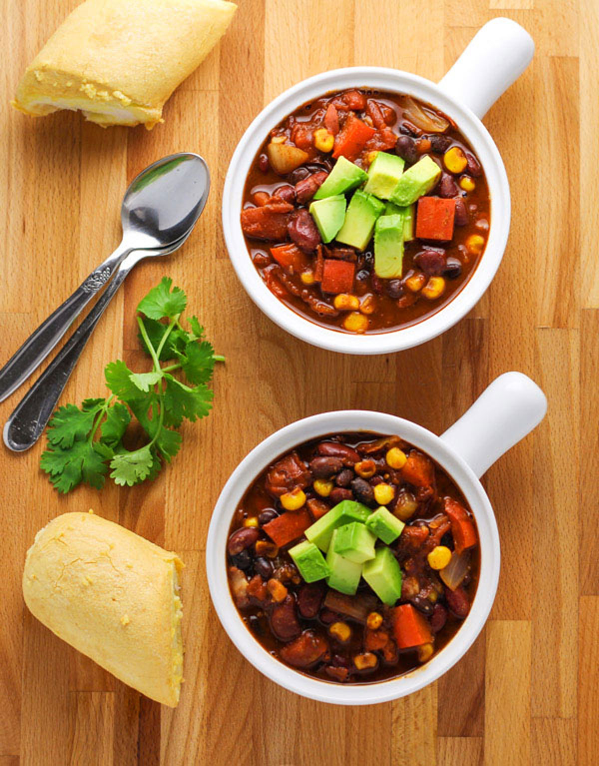 slow cooker vegetarian chili with bread
