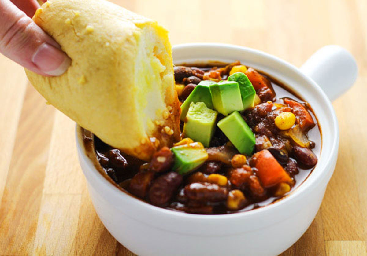 slow cooker vegetarian chili with bread
